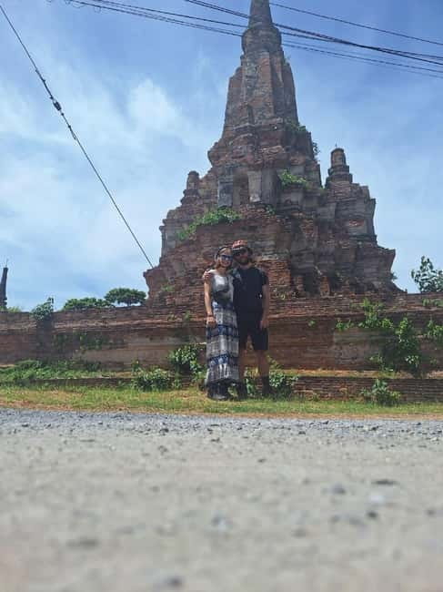Ayutthaya: Colorful Slow Life Bicycle Tour with local guide. - Wat Mahathat via Hua Ro Market: tree roots and real street energy