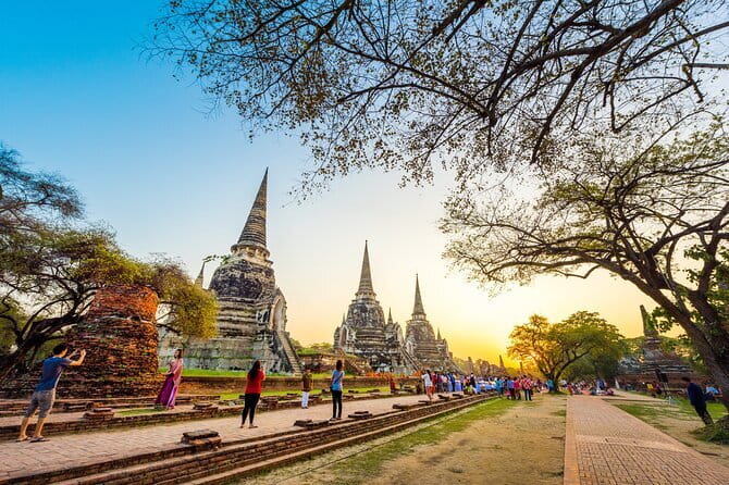 Ayutthaya Eco Friendly Bike Tour Famous Landmarks & Cultural Gems - Wat Mahathat: The Buddha Head in the Bodhi Tree