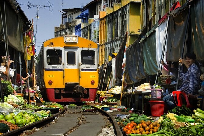 Ayutthaya, Maeklong Railway, Damnoen Saduak Floating Market - How this Ayutthaya markets day trip actually works
