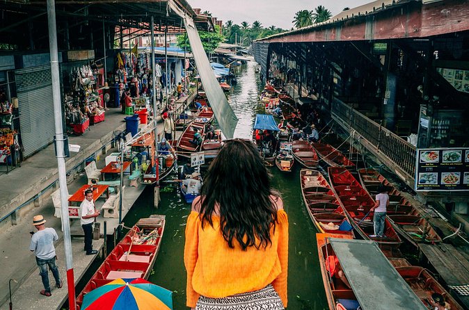 Ayutthaya, Maeklong Railway, Damnoen Saduak Floating Market - Wat Yai Chai Mongkol, chedis and saffron-robed Buddha statues
