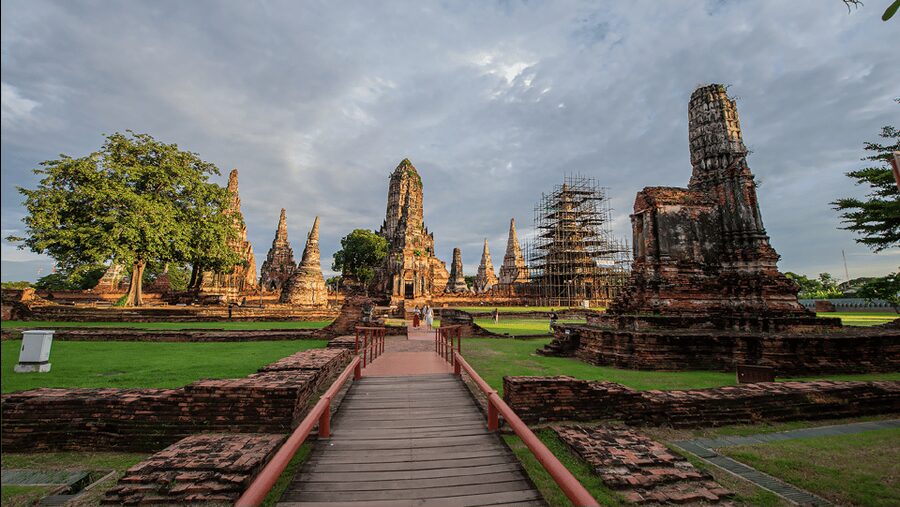 Ayutthaya One Day: Famous Temples & Bang Pa-In Palace Tour - Wat Maha That: the Buddha head in tree roots
