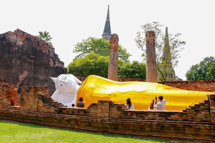Ayutthaya One Day: Famous Temples & Bang Pa-In Palace Tour - Wat Chaiwatthanaram: Khmer-style prang and bas-relief details