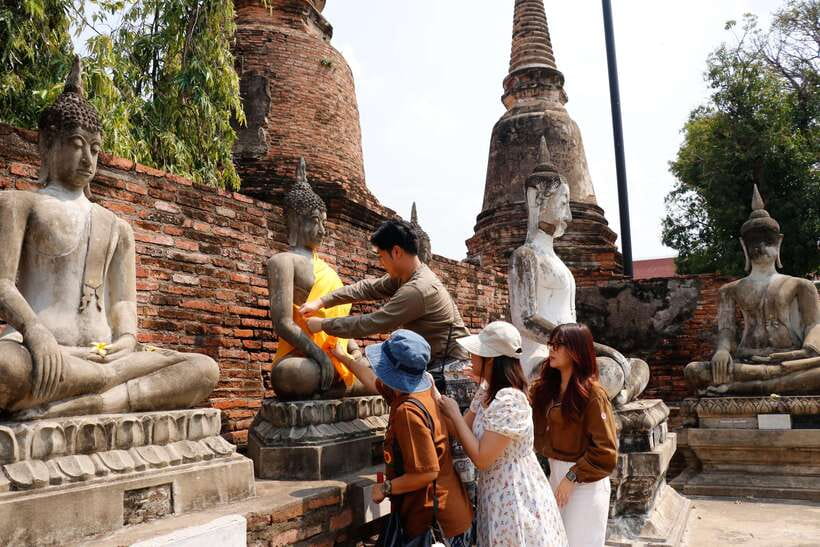 Ayutthaya One Day: Famous Temples & Bang Pa-In Palace Tour - Guides and language support: English and Chinese live commentary