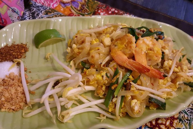 Baipai Thai Cooking School: Authentic Cooking Class Tour - Instructor-chef English commentary, plus cultural meaning that sticks