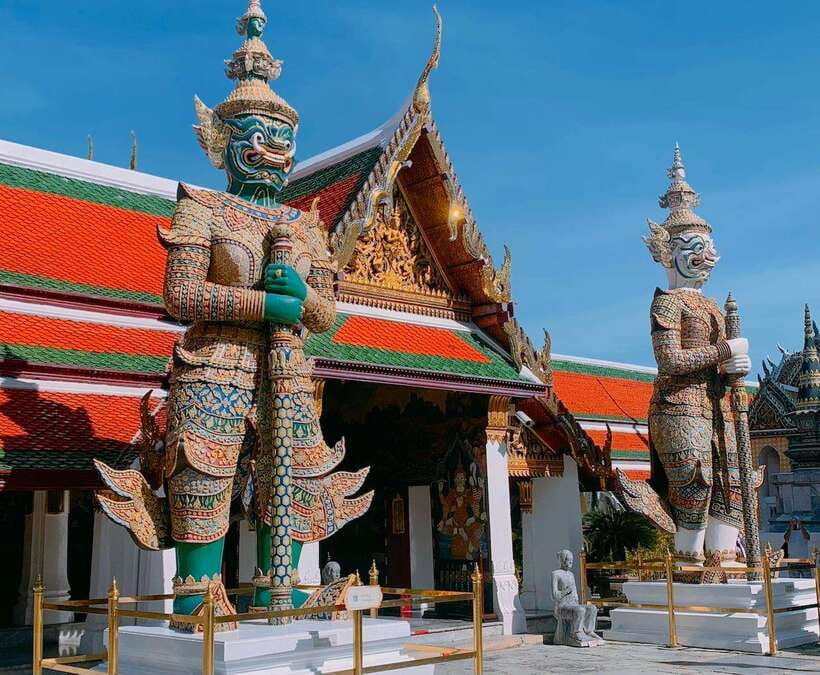 Bangkok: 2 Hours Grand Palace & Wat Pho Private Tour - Tha Tian Pier photo stop, short break, big river energy