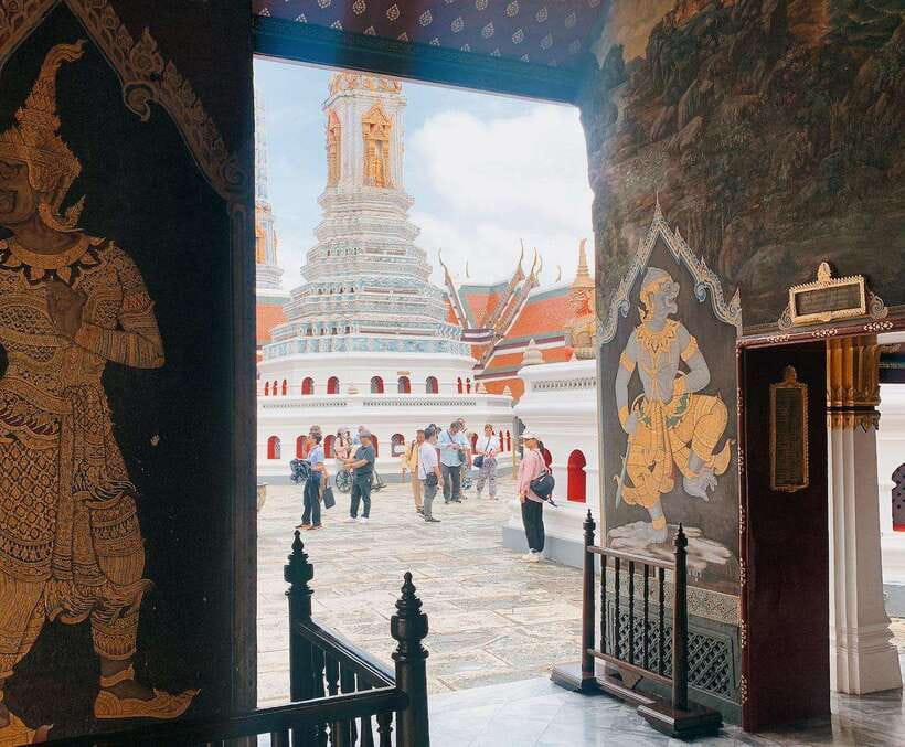Bangkok: 2 Hours Grand Palace & Wat Pho Private Tour - Wat Pho and the Reclining Buddha, plus the artwork that surrounds it