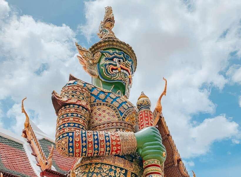 Bangkok: 2 Hours Grand Palace & Wat Pho Private Tour - Wat Arun viewpoint moment, a white pagoda in the river light