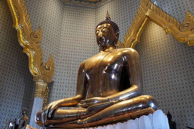 Bangkok 3 Temple Walking Tour: Wat Arun, Wat Pho, Wat Traimit - Stop 3: Wat Arun Across the Chao Phraya River