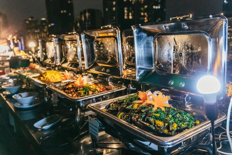 Bangkok: Alangka Luxury Buffet Dinner Cruise With Live Music - Sights from the water: Wat Arun, the Grand Palace, and what rain changes