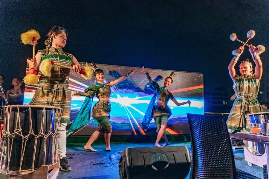 Bangkok: Alangka Luxury Buffet Dinner Cruise With Live Music - Price and value: what $31 gets you in real terms