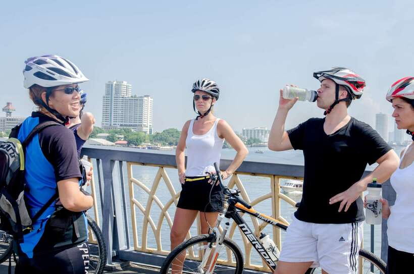 Bangkok: Backstreets and Historic Temples Bike Tour - Temple Courtyards, the Grand Palace Area Park, and Market Energy