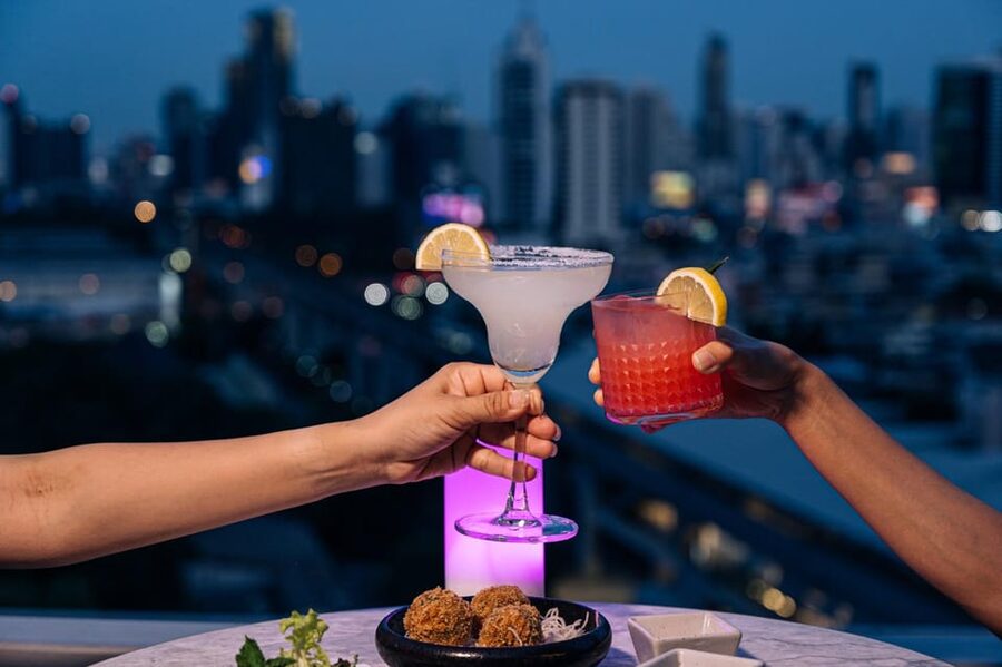 Bangkok: Barracuda Rooftop Bar Akara Hotel - Barracuda Rooftop Bar on Akara Hotel: your 90-minute skyline fix