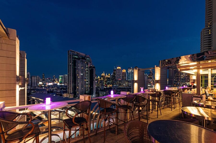 Bangkok: Barracuda Rooftop Bar Akara Hotel - Service style: attentive drink top-ups, mixed vibes to watch