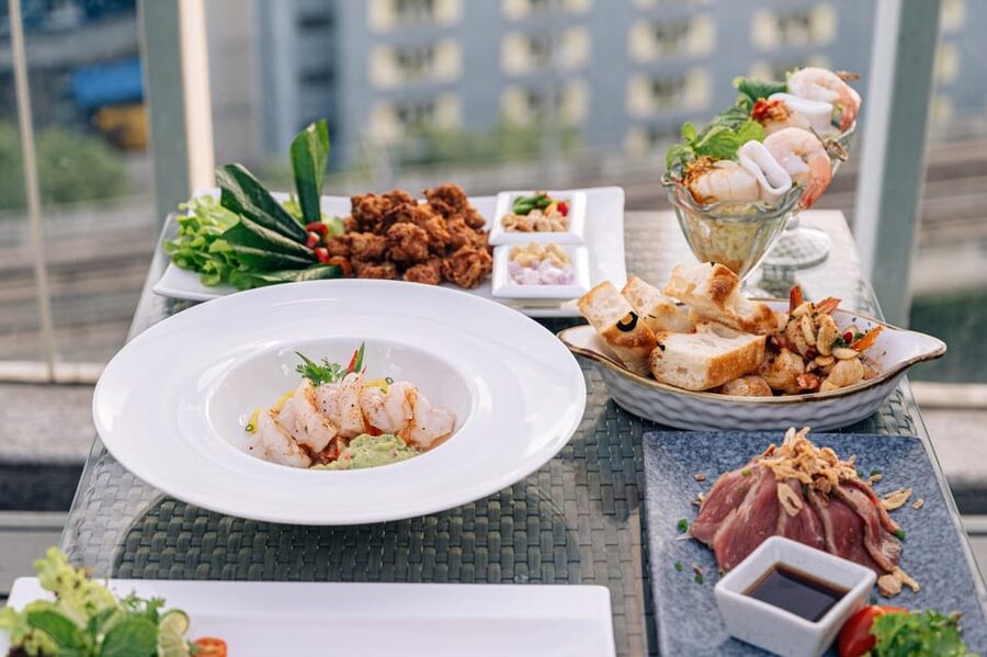 Bangkok: Barracuda Rooftop Bar Akara Hotel - Price and value: what $32 per person actually covers