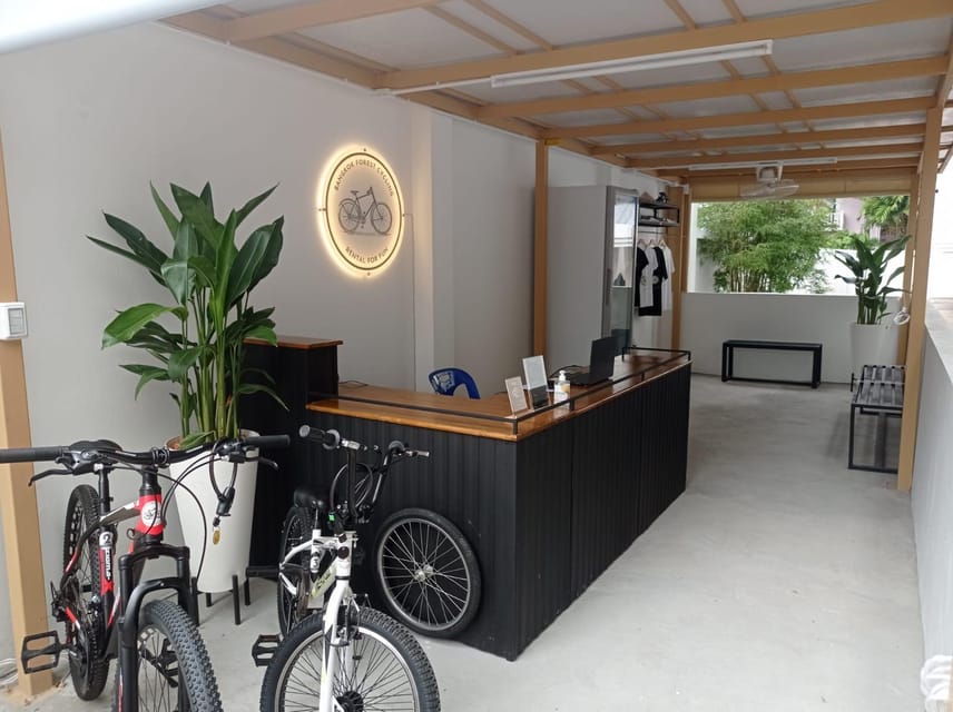 Bangkok Bicycle rental Benjakitti Park - The staff and how their help changes the experience