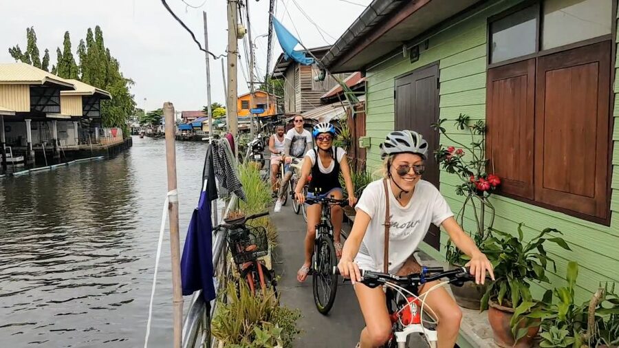 Bangkok: Bike and Canal Boat Tour with Lunch - Wat Ko and Bangkok Yai: the setup for the long-tail boat ride