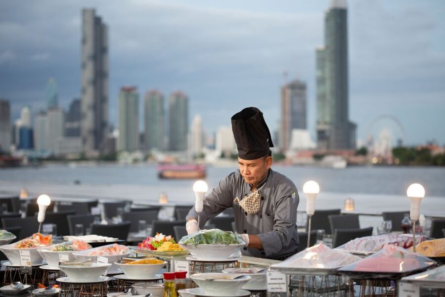 Bangkok: Chao Phraya Alangka Cruise at Icon Siam - The onboard meal: international buffet done as dinner cruise energy
