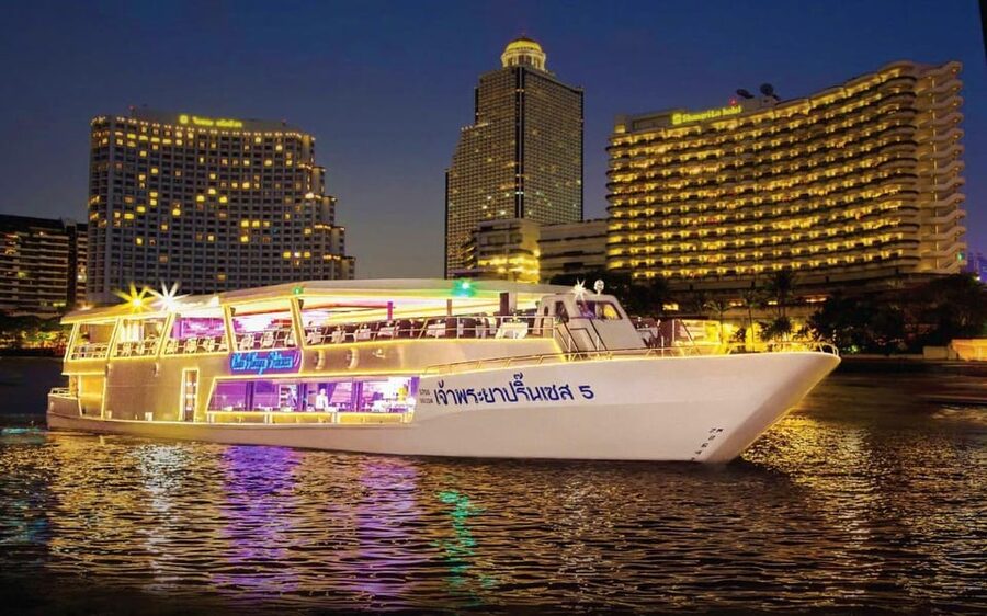 Bangkok: Chao Phraya Princess Dinner Cruise - Live entertainment and the sound system: when Bangkok shows up at dinner