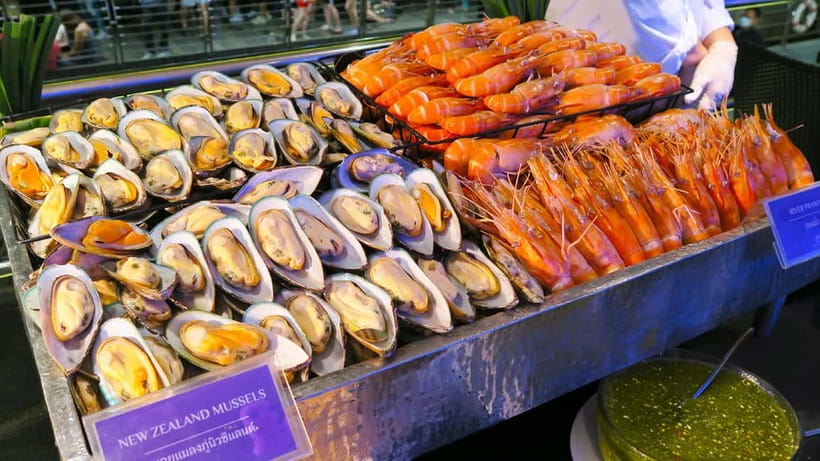 Bangkok: Chao Phraya Princess Dinner Cruise & Hotel Transfer - The onboard buffet: Thai and international food, desserts, and live music