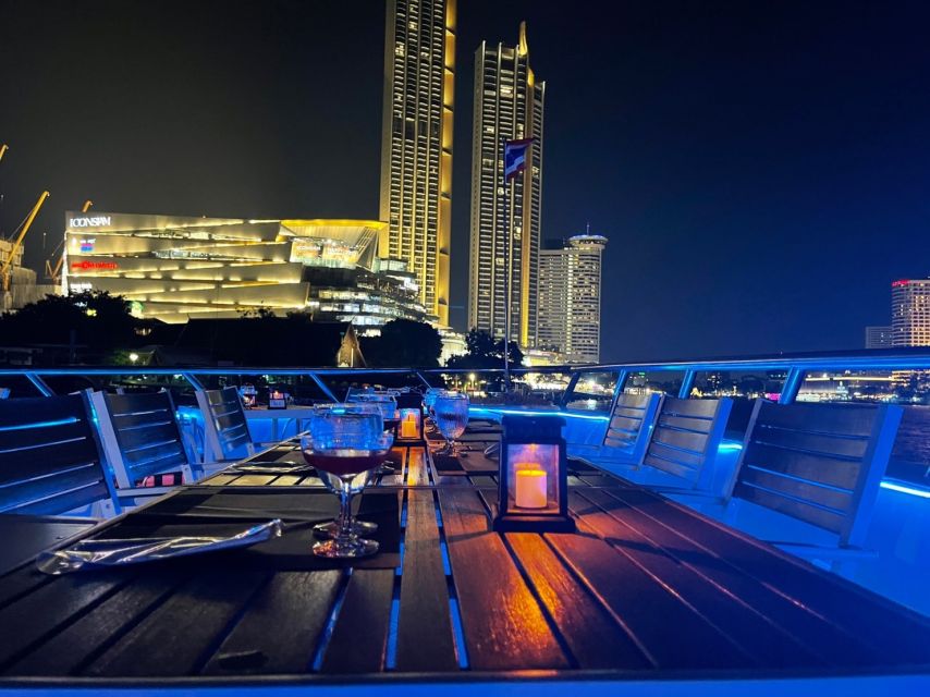 Bangkok: Chao Phraya River Buffet Dinner Cruise - The onboard band, singing, and what your seat really changes