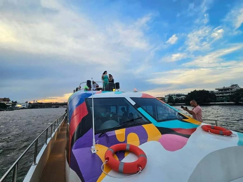 Bangkok : Chaophraya Booze Cruise – Drinks Onboard - Wat Arun, the Grand Palace, and the Rama VIII Bridge after dark