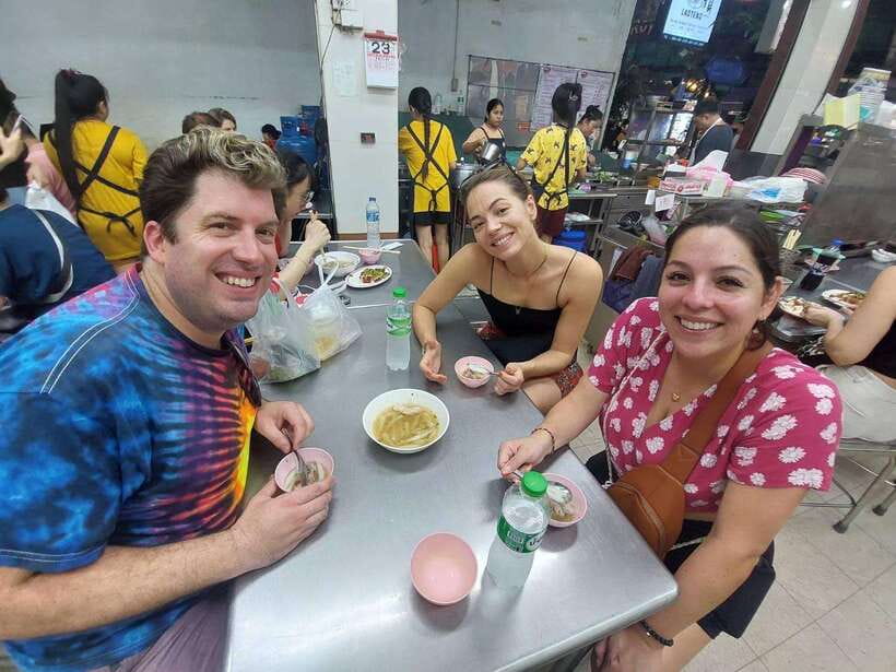 Bangkok: Chinatown Food Tour with Michelin Food Stalls - Yaowarat at night: why the timing works so well