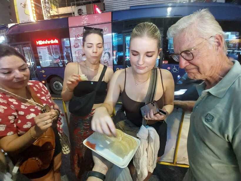 Bangkok: Chinatown Food Tour with Michelin Food Stalls - The guide factor: small group care you can feel