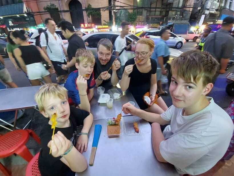 Bangkok: Chinatown Food Tour with Michelin Food Stalls - What end-of-tour dessert and tea adds to the night
