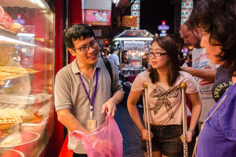 Bangkok: Chinatown Night Food Tour - Meeting Bangkok Center Hotel, Exit 4, and finding your green-shirt guide