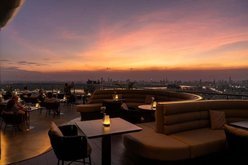 Bangkok: Cielo Sky Bar & Restaurant Rooftop - Atmosphere and service: polished, elegant, and focused on comfort