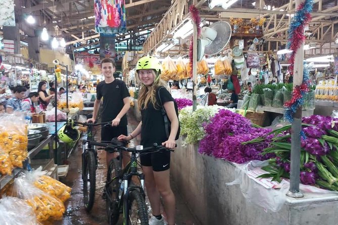 Bangkok City Bike Tour - Hotel-pickup & Lunch - Stop-by-stop ride: Talad Noi Wall Art to temple time