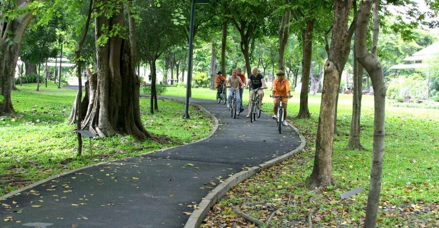 Bangkok: City Culture half-day Bike Tour - A Temple Stop That Sets the Tone