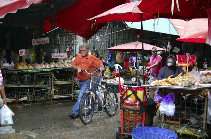 Bangkok: City Culture half-day Bike Tour - Talad Khlong Toei Market: Where Your Camera and Nose Both Win