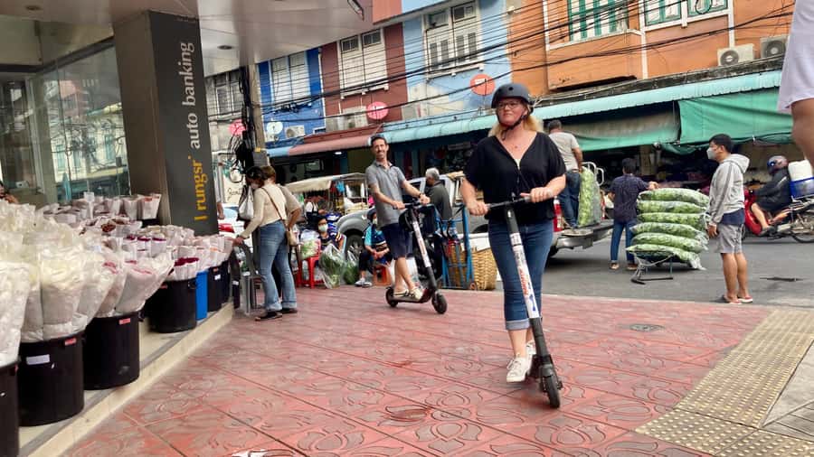 Bangkok: City Highlights Electric Scooter Tour - Meeting up, getting kitted out, and staying comfortable