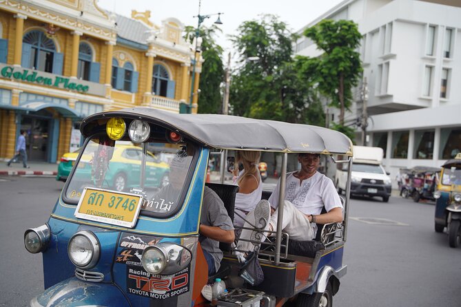 Bangkok: City Highlights Temple and Market Walking Tour - Market Stops You Can Actually Use: Amulets and Tha Thien Seafood
