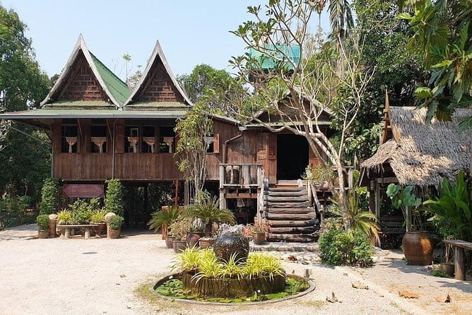 Bangkok Classic 3-Temples With Buffet Lunch Day Tour - Chao Phraya River Lunch Break: Heat Relief Plus Actual Scenery