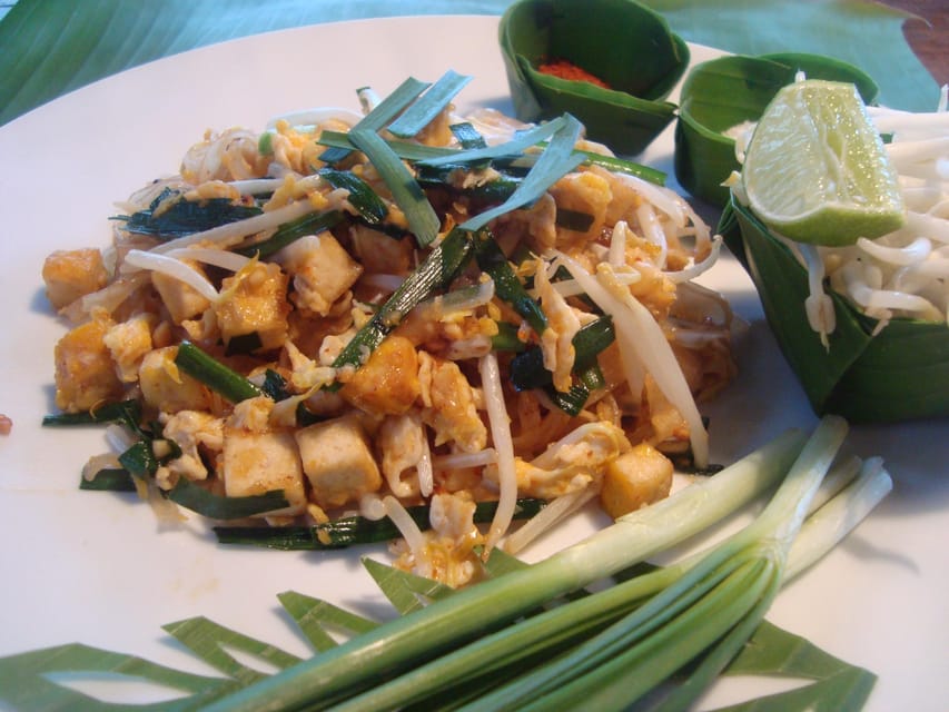 Bangkok: Cook authentic Thai food with Smart Cook - Family-style meals in a local neighborhood, led by Snow White
