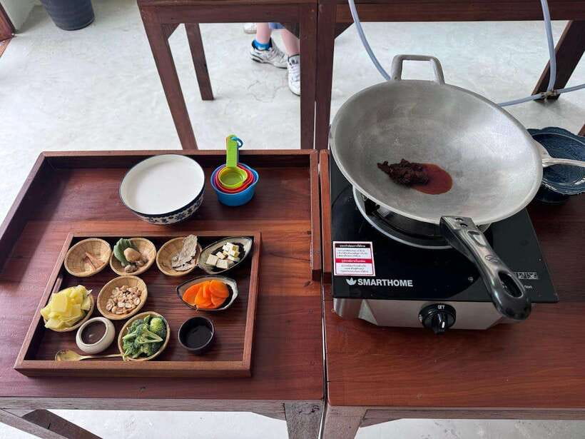 Bangkok: Cooking Class + Tuk Tuk Ride + Market Tour - A 3.5-hour Bangkok lesson built around the market