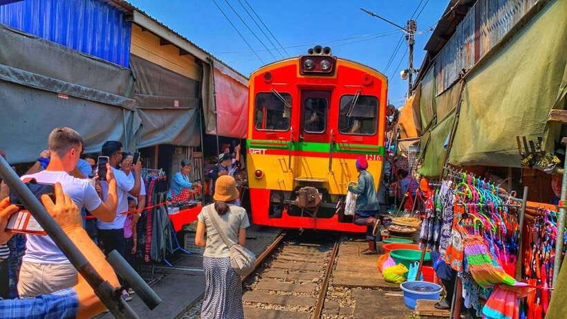 Bangkok: Damnoen Saduak and Mae Klong Train Markets - Two famous markets in one day, and why that matters