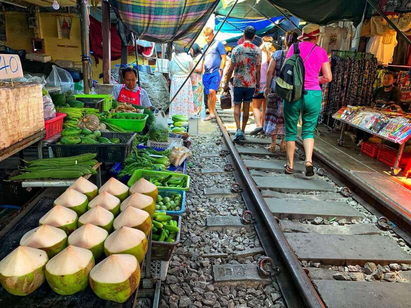 Bangkok: Damnoen Saduak and Mae Klong Train Markets - Tour pace, comfort, and who should skip it