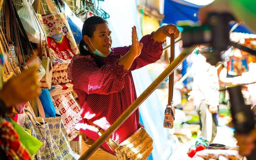 Bangkok: Damnoen Saduak and Train Market with Boat Ride - Guides Matter More Than You Think on Market Days