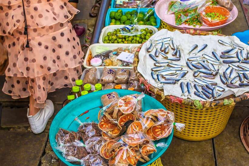 Bangkok: Damnoen Saduak Market and Maeklong Railway Market - Food and Shopping: What to Try and How Not to Get Rushed