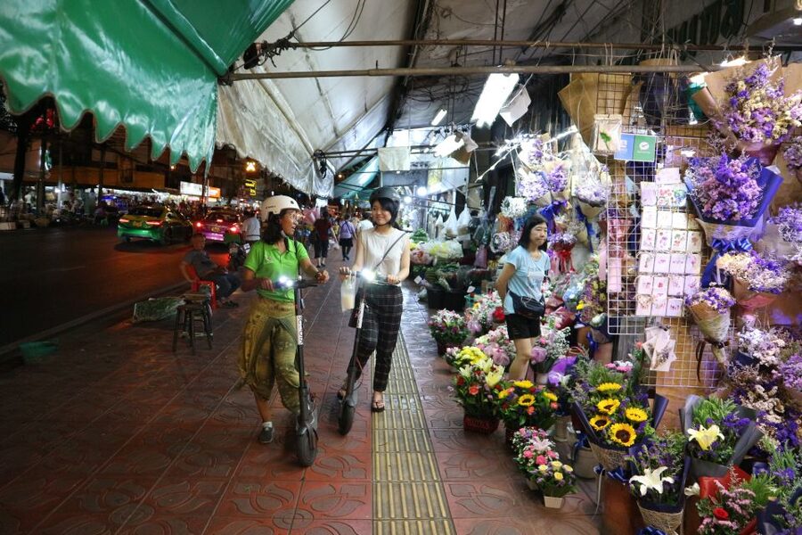 Bangkok: E-Scooter Night Tour with Local Street Food - Pak Khlong Talat After Dark: The 24-Hour Flower Market Moment