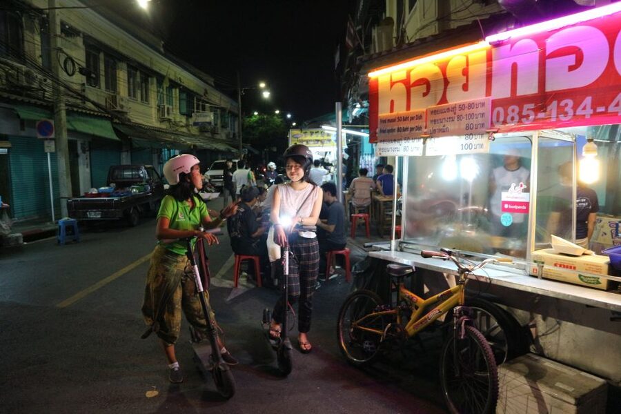 Bangkok: E-Scooter Night Tour with Local Street Food - Wat Pho, the Grand Palace View, and Temple Lighting Without the Ticket Lines