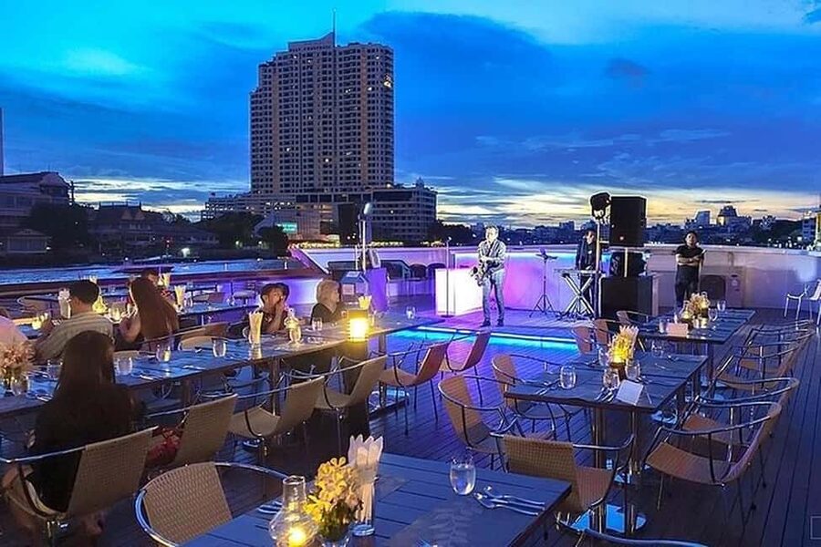 Bangkok: Evening Dinner Cruise with Live Music Chao Phraya - Boarding the modern cruise, welcome drink, and settling in