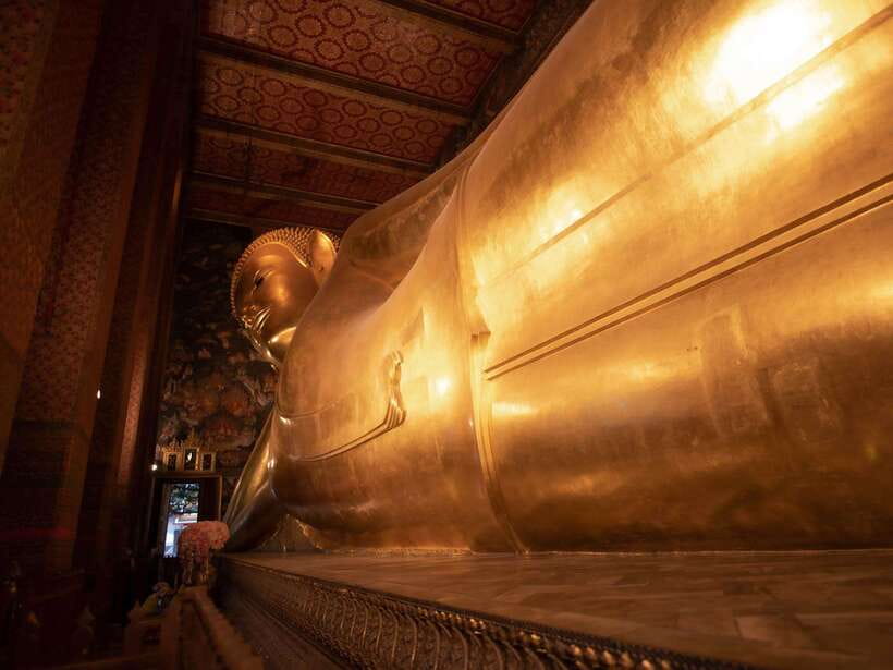 Bangkok: Evening Tour with Wat Arun, Wat Pho & Tuk Tuk Ride - Crossing by ferry to Wat Arun, and catching the best light