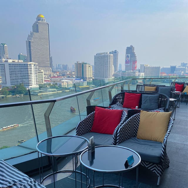 Bangkok: Fallabella River Front Iconsiam - Live music or DJ energy, and why it helps