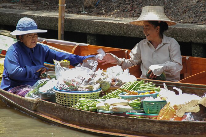 Bangkok: Floating Market and Train Tour with Guide in Spanish and English - Stop 2: Damnoen Saduak Floating Market and the klongs by long stern boat