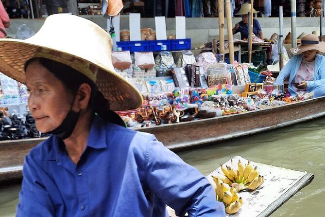 Bangkok: Floating Market and Train Tour with Guide in Spanish and English - The guide can turn this into a great day (and you can feel it)