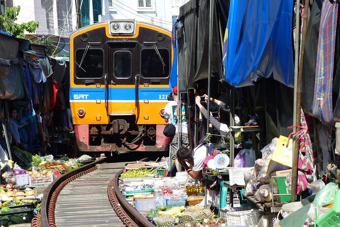 Bangkok: Floating Market and Train Tour with Guide in Spanish and English - Crowds, comfort breaks, and how to manage the “full sensory” day